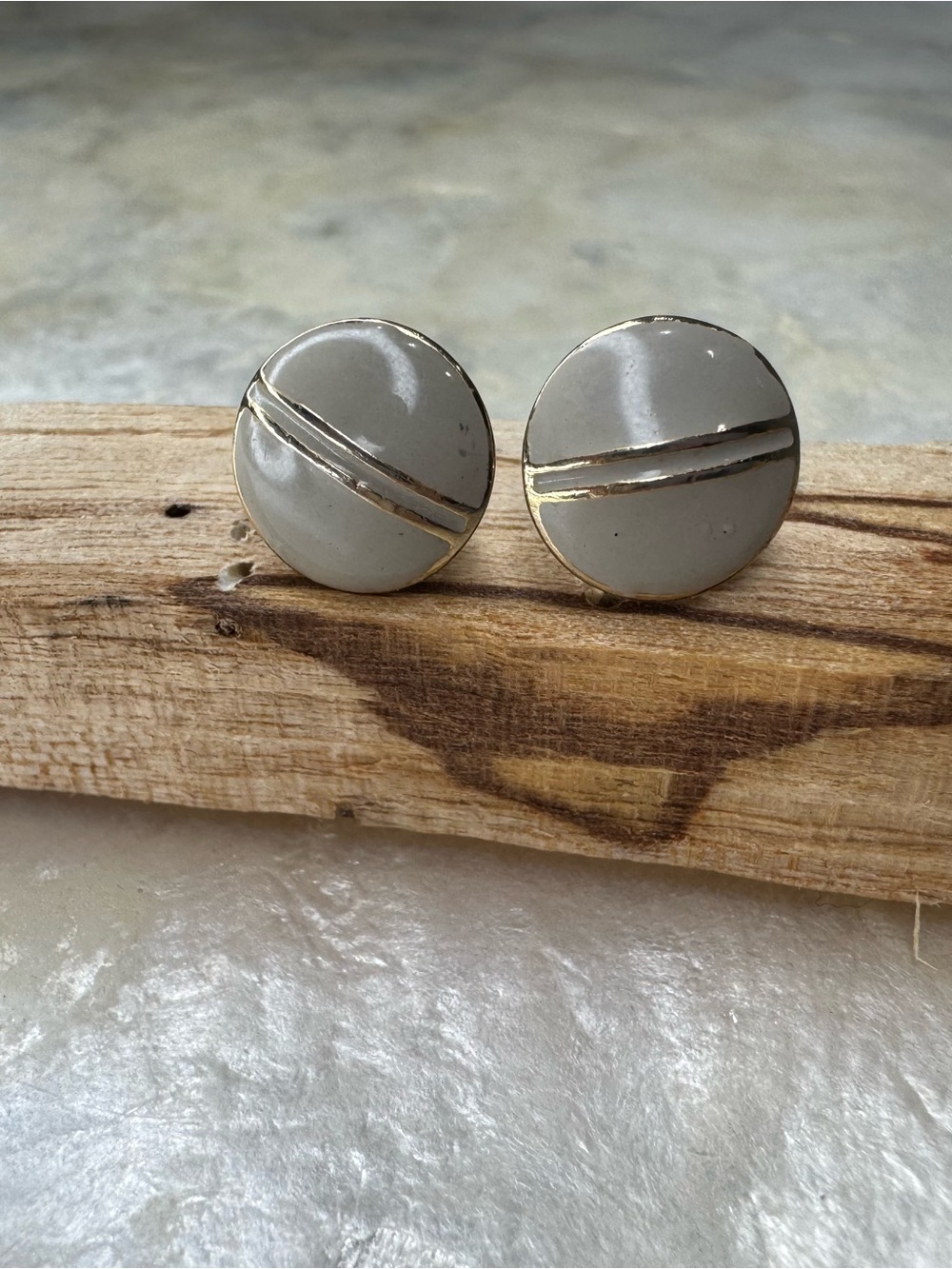 Vtg 80s Taupe Enamel Button Stud Earrings Gold Tone Geometric Round Posts